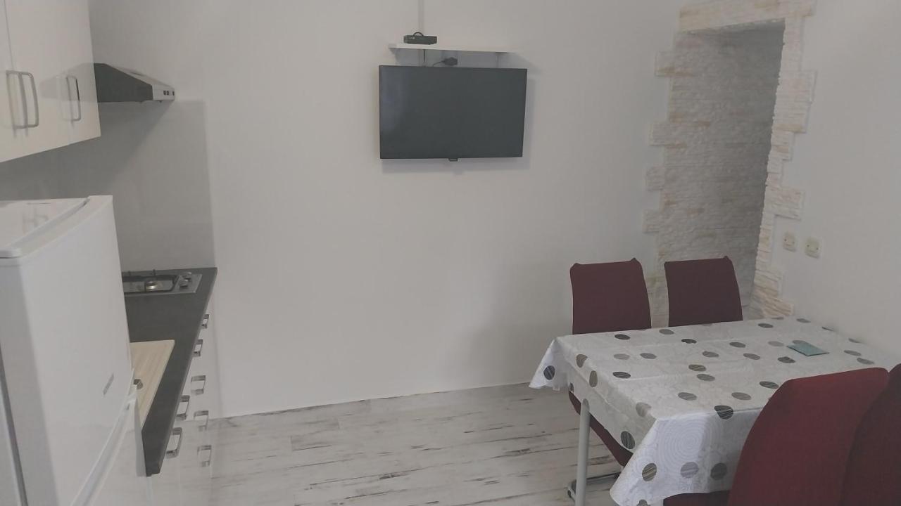 Jan 2 Apartment Pula Luaran gambar